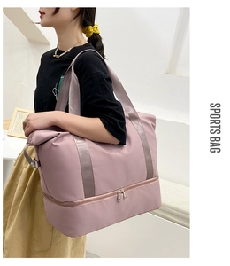 Detalle de bolsa de viaje multifuncional de nailon impermeable con compartimento inferior