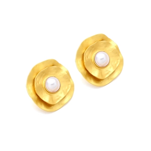 Detail von gold gehämmerten Legierungsblüten-Ohrringen mit weißen Perlenzentren für Damen