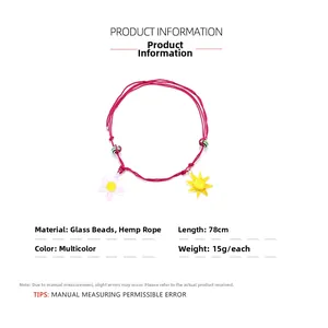 Détails d'un collier en corde rose tressée avec fleurs et tournesols en verre faits main