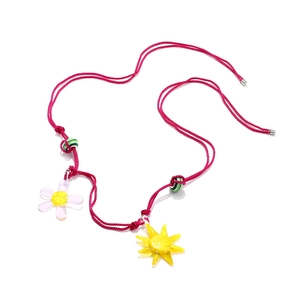 Collier fait main avec pendentifs soleil et fleur en verre sur cordon magenta