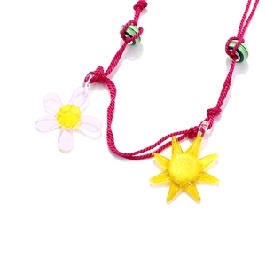 Collier artisanal en cordon rose avec pendentif fleur de tournesol et soleil pour femme