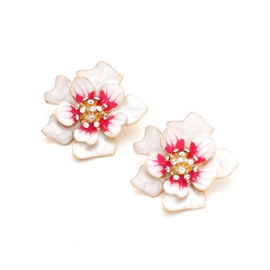 Boucles d'oreilles fleurs avec pétales en émail blanc, centre rose et cristaux brillants