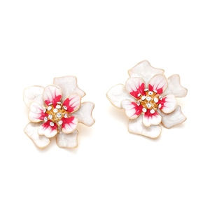 Boucles d'oreilles fleurs en émail blanc avec détails roses et cristaux pour femme