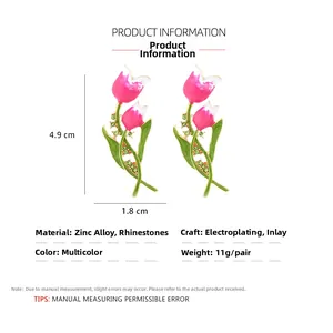 Détail des boucles d'oreilles tulipes en émail rose et strass verts, dimensions 4.9x1.8cm