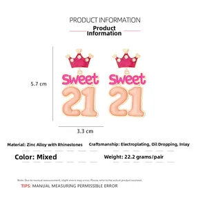 Détail des boucles d'oreilles Sweet 21 avec couronne rose, émail et strass brillants