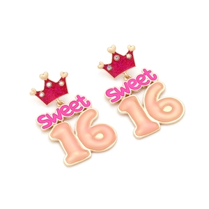 Dettaglio orecchini Sweet 16 con corona rosa, lega dorata e strass scintillanti