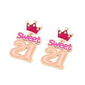 Boucles d'oreilles pendantes Sweet 21 en émail rose avec couronne et strass brillants