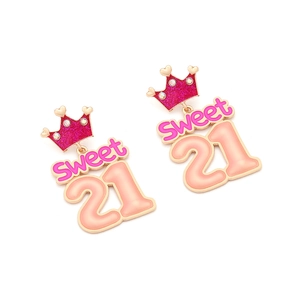 Détail des boucles d'oreilles Sweet 21 avec couronne rose et accents de paillettes