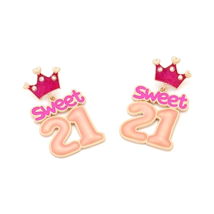 Boucles d'oreilles couronne en émail rose avec lettrage Sweet 21 et strass brillants