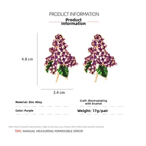 Vue détaillée des boucles d'oreilles lilas avec dimensions 4,8 cm de haut et 3,4 cm de large