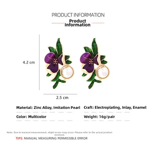 Vue détaillée de boucles d'oreilles fleurs en émail coloré, taille 4,2 cm par 2,5 cm