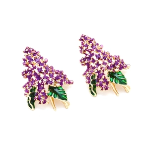 Boucles d'oreilles lilas élégantes avec pétales en émail violet et feuilles vertes dorées