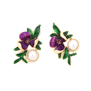 Boucles d'oreilles fleurs en émail violet avec feuilles vertes et perles blanches
