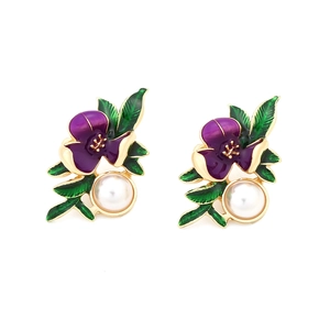Élégantes boucles d'oreilles fleurs en émail violet avec feuilles et perles blanches