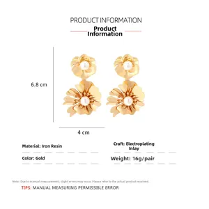 Infographic showing gold layered flower earrings with pearl center, 6.8cm x 4cm dimension