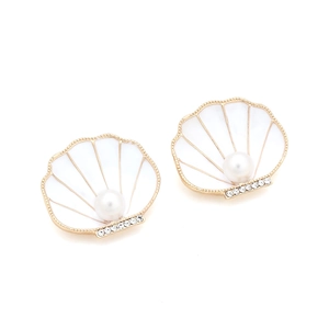 Boucles d'oreilles coquillage dorées avec émail blanc et perle centrale élégante
