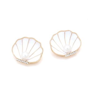 Boucles d'oreilles coquillage en émail blanc avec accents de perles sur fond blanc immaculé