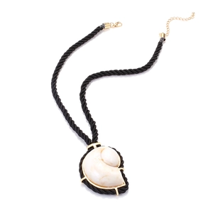 Collier à pendentif grand coquillage blanc avec cordon noir épais et détails dorés brillants