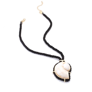 Collier avec pendentif coquillage et bordure dorée sur cordon noir ajustable