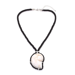 Collier avec pendentif coquillage de mer, cordon noir et fermoir argenté