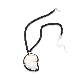 Collier minimaliste à pendentif conque de plage avec cordon noir épais et fermoir argent