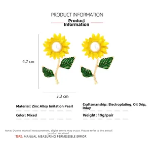Détail des boucles d'oreilles tournesol avec perles et dimensions affichant 4,7cm x 3,3cm