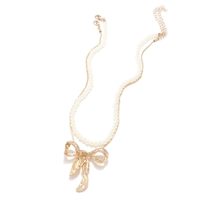 Double-layer necklace with faux pearls, gold snake chain and hammered bow pendant