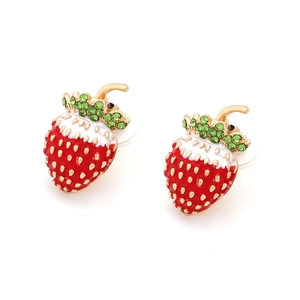 Détail de boucles d'oreilles fraise avec émail rouge et strass verts brillants