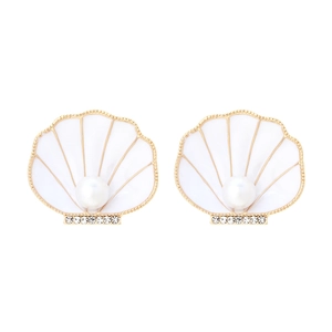 Boucles d'oreilles coquillage avec émail blanc, perle et cristaux dorés chic