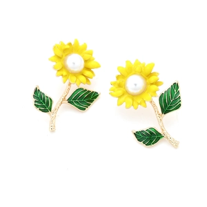 Vue détaillée de boucles d'oreilles tournesol avec émail jaune et perles synthétiques