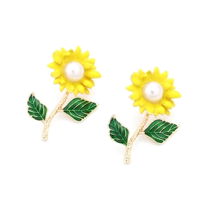 Boucles d'oreilles tournesol en émail avec perle centrale sur fond blanc épuré