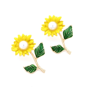 Boucles d'oreilles tournesol chic avec émail jaune et perle sur tiges dorées