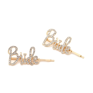 Détail de barrettes Bride dorées avec incrustations de strass brillants pour mariage