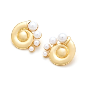 Retro gold conch shell earrings with imitation pearls for a vintage ocean style