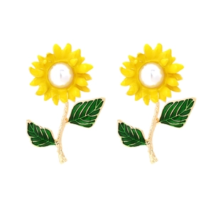 Boucles d'oreilles tournesol avec pétales en émail jaune et perle blanche centrale
