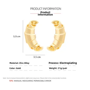 Détail de grandes boucles d'oreilles en corne dorée en alliage de zinc de 5,9 cm