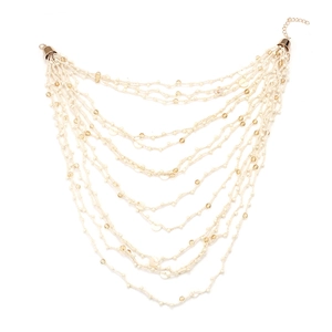 Collana boho multistrato con cordoncini bianchi e perle ambrate su sfondo bianco
