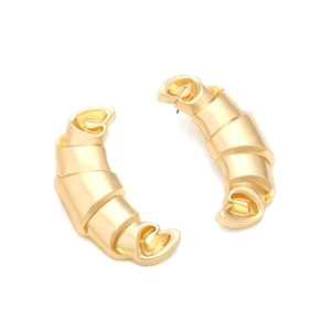 Boucles d'oreilles créoles dorées style croissant avec texture métallique vintage