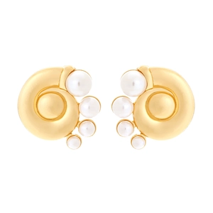 Vintage gold shell earrings with elegant white pearls for a coastal fashion look