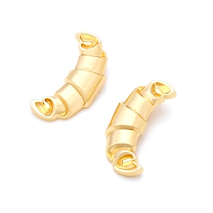 Gros plan de boucles d'oreilles croissant dorées avec finition métallique texturée
