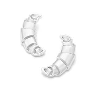Vue détaillée de boucles d'oreilles croissant argentées avec texture spirale polie