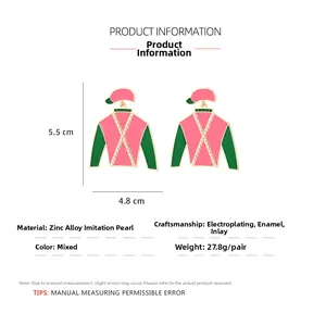 Détail de boucles d'oreilles maillot avec émail rose-vert et perles d'imitation