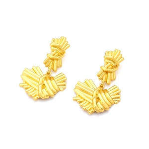 Vintage golden 3D pleated heart earrings with avant-garde industrial metallic design