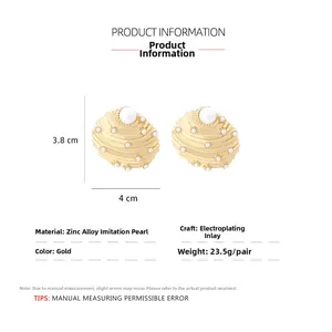 Détails des boucles d'oreilles coquillage dorées avec perles et dimensions