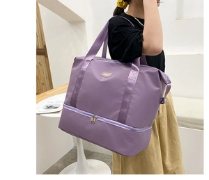 Detalle de bolsa de viaje violeta con compartimento inferior para separación en seco
