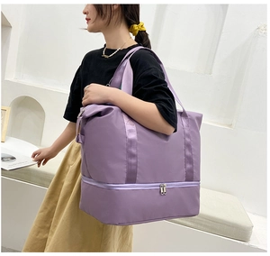 Detalle de bolsa de viaje morada con separación en seco y húmedo mostrada por modelo