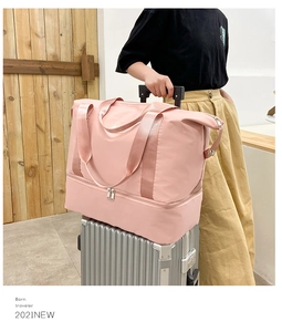 Bolsa de viaje rosa con separación húmedo-seco fijada en una maleta