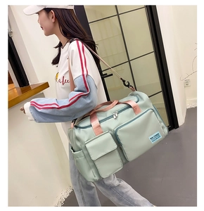 Dettaglio della borsa sportiva in nylon verde menta con tasche impermeabili e tracolla