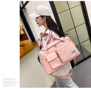 Borsa fitness rosa in nylon impermeabile con separazione bagnato-asciutto in scena reale