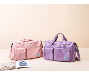 Dettaglio delle borse da palestra in nylon rosa e viola con tasche multiple e manici larghi